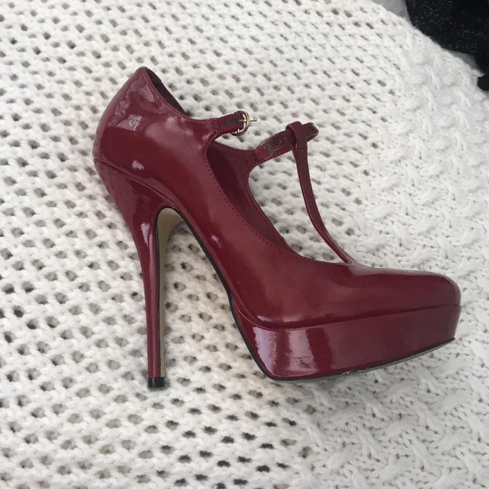 Red Steve Maddens in great condition! Size 7.5!